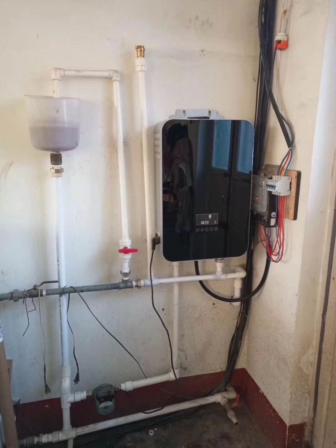 6933cfa26c99e.jpg 壁挂式电磁采暖炉.jpg